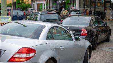 Der Tankrabatt lockt viele Autofahrer an die Zapfsäulen: Viel los an der HEM-Tankstelle an der Hafenstraße.