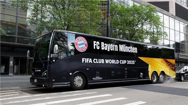 Der Teambus des FC Bayern für die Club-WM steht vor dem Teamhotel in Cincinnati.