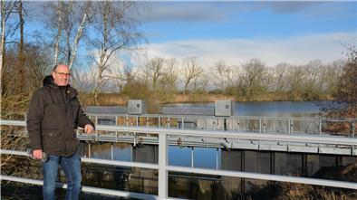 Der Teamleiter Kompensationsmaßnahmen von Bremenports, Thomas Wieland, ist zufrieden mit den Arbeiten an der Alten Weser.