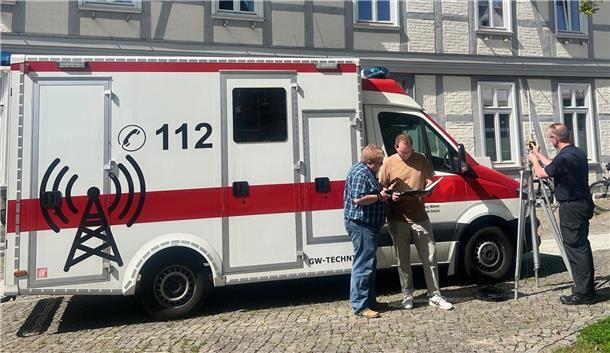 Der Test wurde mit dem Gerätewagen Technik des Landkreises, einem Verstärkerfunkgerät sowie einer Antenne durchgeführt, die aus einem Dachfenster des Rathauses in Visselhövede herausragte.