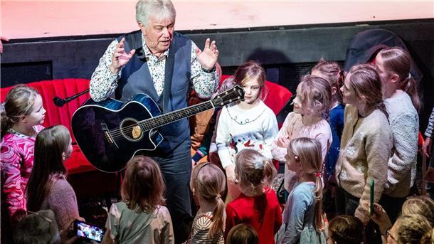 Der Text Rolf Zuckowskis „In der Weihnachtsbäckerei“ ist einer von neun in der Klage der Gema gegen OpenAI. (Archivbild)