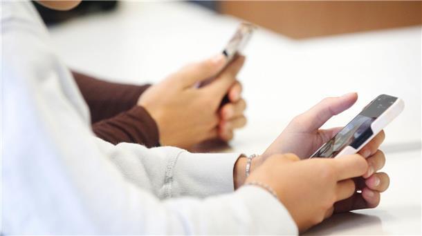 OECD rät zu verantwortungsbewusster Nutzung von Handys Der Textroboter ChatGPT ist längst im Lernalltag der Schüler angekommen.