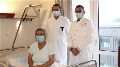 Der Thoraxchirurg Peter Beer (links) und Anästhesist Dr. Oliver Herden-Kirchhoff mit Patientin Irene Biecker. Sie ist eine von bislang etwa 20 Patienten, die bei einer Lungen-OP keine Vollnarkose bekamen.