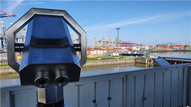 Der tolle Blick auf den Überseehafen macht den Containeraussichtsturm zu einem beliebten Ziel für Fotografen, Gäste und auch Einheimische.