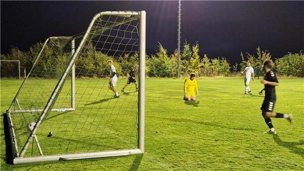 Der Torwart des FC Rüspel/ Weertzen Jan-Niklas Hastedt musste im Pokalspiel gegen FC Nordheide einige Bälle aus seinem Tornetz fischen. 