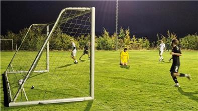Der Torwart des FC Rüspel/ Weertzen Jan-Niklas Hastedt musste im Pokalspiel gegen FC Nordheide einige Bälle aus seinem Tornetz fischen. 