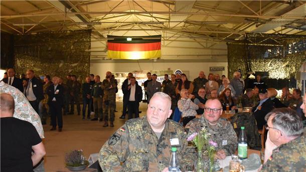 Der traditionelle Hesedorfer Abend fand am Donnerstag zum zehnten Mal im Materialwirtschaftszentrum der Bundeswehr statt.