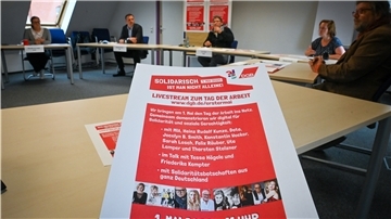 Der traditionelle Protest zum 1. Mai wird auch in Bremerhaven erstmals digital stattfinden. Davon berichten (von links): Mareike de Jonge, Benjamin Kieck, Lutz Bock, Doreen Arnold und Peter Riebensahm. Foto Scheschonka