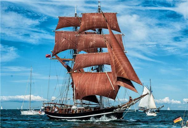 Die „Eye of the Wind” macht in Elsfleth Station Das Segelschiff "Eye of the Wind" ist auf dem Meer unterwegs.