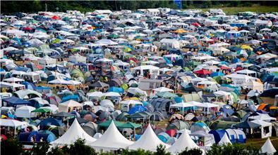 Trauer auf dem Deichbrand: Seelsorger unterstützen nach Todesfall im Zelt Blick auf die Zeltstadt beim Festival Deichbrand.