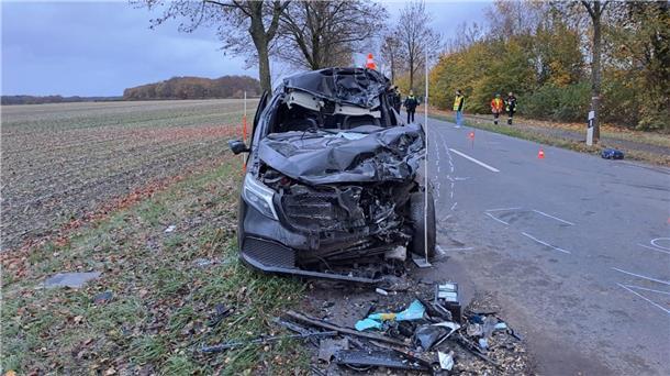 48-jähriger Autofahrer bei Verkehrsunfall schwer verletzt Der Transporter wurde bei dem Unfall total beschädigt.