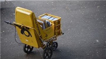 Der Trolley eines Zustellers der Deutschen Post in Stuttgart.