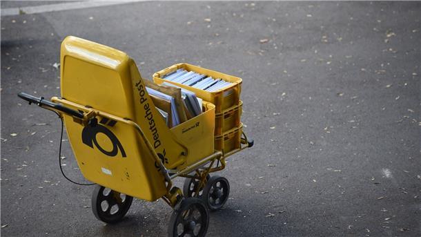 Zahl der Post-Beschwerden bleibt hoch Der Trolley eines Zustellers der Deutschen Post in Stuttgart.