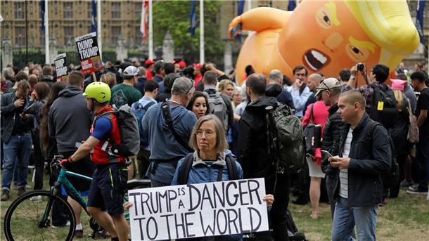 Im Schatten der Epstein-Affäre: Trump heute beim König Der Trump-Ballon erlangte in Großbritannien große Berühmtheit. (Archivbild)