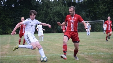 Der TSV Groß Meckelsen, hier mit Marten Viebrock (links) gegen Hesedorf, will auch beim Gastspiel in Zeven erfolgreich sein.
