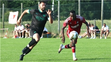Der TSV Karlshöfen, hier mit Jan-Christian Franz gegen den Selsinger Yousif Ramadan, (rechts) kann im Bezirkspokal nur gewinnen. Double-Sieger Selsingen ist nicht chancenlos, die nächste Runde zu erreichen.