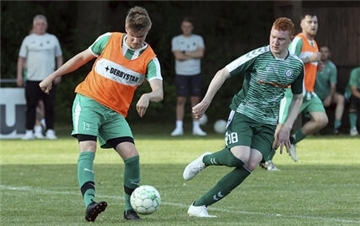 Der TSV Karlshöfen war in der Partie gegen den TSV Dannenberg hoch überlegen. In dieser Szene hat "Kleeblatt" Michael Stolzenberg (links) Gegenspieler Piet Behrens stehen lassen und zieht ab. Am Ende gewannen die Gastgeber das Gruppenspiel mit 5:1.