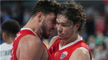 Der türkische NBA-Star Alperen Sengun (l) fordert im EM-Finale die deutschen Basketballer.