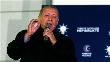 Der türkische Präsident Recep Tayyip Erdogan hält nach der Präsidentenwahl eine Rede in der Parteizentrale in Ankara.
