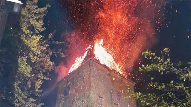 Nach Feuer in Wulsdorfer Kirche: Stiftung sagt Geld für Wiederaufbau zu Der Turm der Dionysiuskirche in Wulsdorf wurde bei einem Feuer schwer beschädigt. Die Kleinschmidt-Stiftung beteiligt sich finanziell am Wiederaufbau.