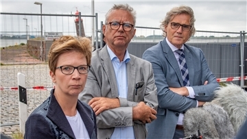 „Der Turm hätte abgebaut werden müssen“: Häfensenatorin Claudia Schilling (links), Bremenports-Sprecher Holger Bruns und der Chef der Häfengesellschaft Robert Howe.