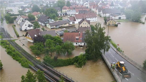 Lage zugespitzt: Menschen aus überfluteten Häusern gerettet Der überflutete Ort Fischach in Bayern aus der Luft.