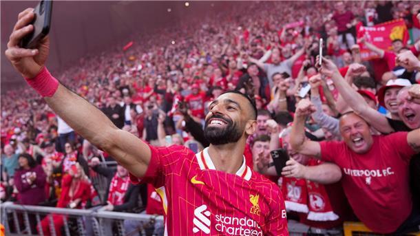 Selfie-Jubel und Tränen in Anfield: Liverpool ist Meister Der überragende Mohamed Salah feierte seinen 28. Saisontreffer mit einem Selfie vor der Tribüne.