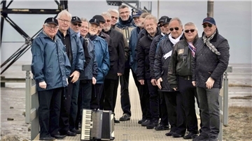 Der überregional populäre Shanty-Chor aus Dorum tritt wieder rund um den Kutterhafen auf: "Die Jungs vom Nordseedeich" lassen aus kernigen Kehlen musikalisch Wellen schwappen, Schiffe segeln, Möwen kreischen...