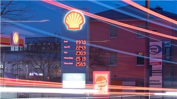 Die Preistafel einer Tankstelle zeigt Preise für Diesel, Super und E10 von 2,24 Euro und mehr an.