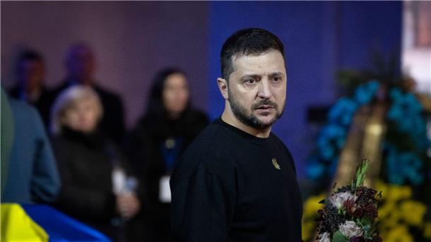 Krieg gegen die Ukraine: So ist die Lage Der ukraininische Präsident Wolodymyr Selenskyj nimmt in Kiew an der Trauerzeremonie zu Ehren der Verstorbenen des Hubschrauberabsturzes um Innenminister Monastyrskyj teil.