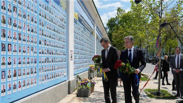 Der ukrainische Außenminister Dmytro Kuleba (l) und US-Außenminister Antony Blinken legen in Kiew Blumen an einem Denkmal für gefallene Soldaten nieder.