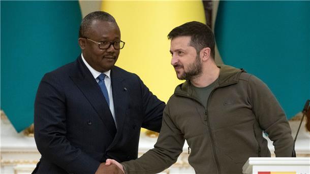 Der ukrainische Präsident Wolodymyr Selenskyj begrüßt Umaro Sissoco Embaló, den Präsidenten von Guinea-Bissau.