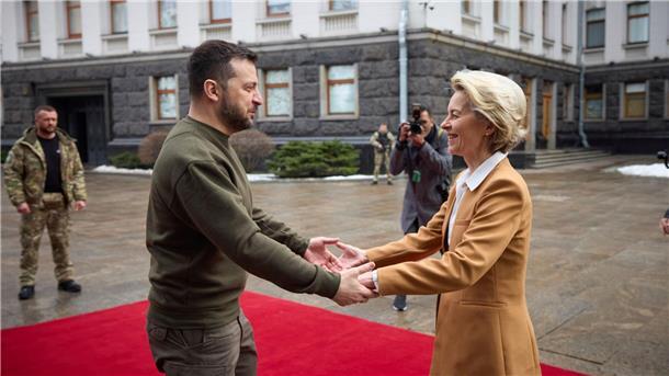 Der ukrainische Präsident Wolodymyr Selenskyj begrüßt EU-Kommissionspräsidentin Ursula von der Leyen in Kiew.