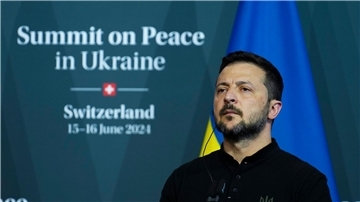 Der ukrainische Präsident Wolodymyr Selenskyj bei einer abschließenden Pressekonferenz nach der Ukraine-Friedenskonferenz.