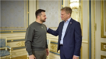 Der ukrainische Präsident Wolodymyr Selenskyj empfängt den britischen Verteidigungsminister Grant Shapps in Kiew.