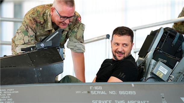 Der ukrainische Präsident Wolodymyr Selenskyj in einem F-16-Kampfjet: Dänemark und die Niederlande werden der Ukraine solche Jets liefern.
