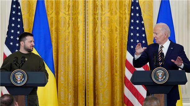 Selenskyj: Kriegsausgang bestimmt Welt der Enkelkinder Der ukrainische Präsident Wolodymyr Selenskyj (l) und US-Präsident Joe Biden bei einer Pressekonferenz im East Room des Weißen Hauses in Washington.