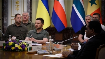 Der ukrainische Präsident Wolodymyr Selenskyj (M) während eines Treffens in Kiew mit mehreren Staats- und Regierungschefs aus Afrika.