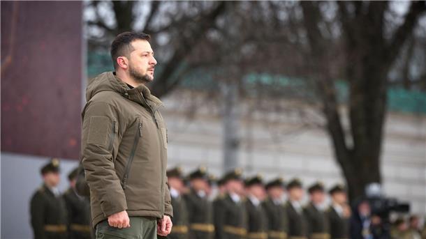 Trauer und Zuversicht in Kiew - Z-Symbole in Moskau Der ukrainische Präsident Wolodymyr Selenskyj nimmt an einer Gedenkveranstaltung zum Jahrestag des Ukraine-Kriegs teil.