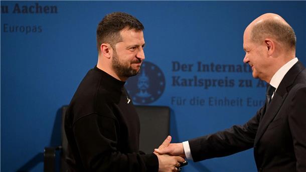 Scholz: Europa hat Selenskyj sehr viel zu verdanken Der ukrainische Präsident Wolodymyr Selenskyj schüttelt Bundeskanzler Olaf Scholz nach dessen Rede bei der Verleihung des Karlspreises die Hand.