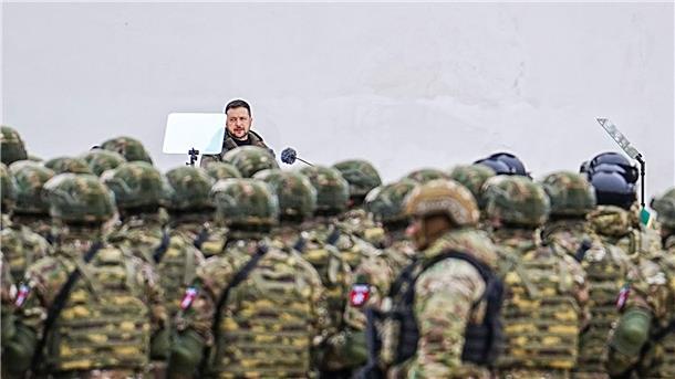 Der ukrainische Präsident Wolodymyr Selenskyj spricht bei einer Militärparade vor der Sophienkathedrale in Kiew.