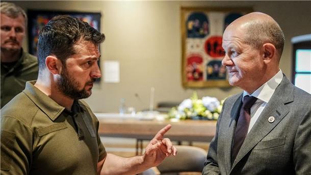 Krieg gegen die Ukraine: So ist die Lage Der ukrainische Präsident Wolodymyr Selenskyj spricht beim Gipfeltreffen der Europäischen Politischen Gemeinschaft in Moldau mit Bundeskanzler Olaf Scholz.