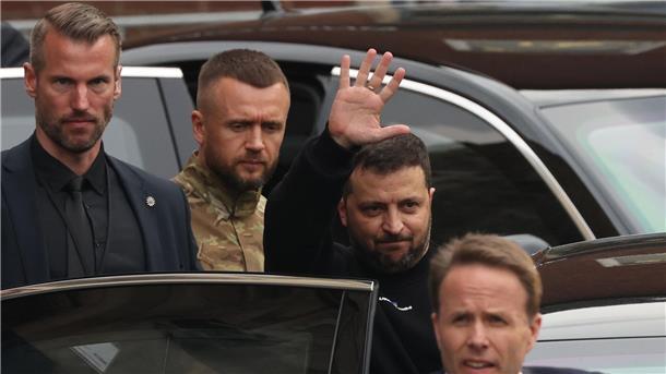 Selenskyj zu Beratungen in Paris eingetroffen Der ukrainische Präsident Wolodymyr Selenskyj steigt nach der Verleihung des Karlspreises ins Auto.