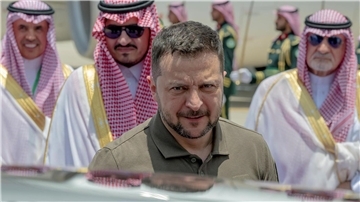 Der ukrainische Präsident Wolodymyr Selenskyj trifft beim 32. Gipfel der Arabischen Liga in Dschidda ein.