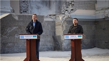 Der ukrainische Präsident Wolodymyr Selenskyj und Griechenlands Ministerpräsident Kyriakos Mitsotakis geben eine gemeinsame Pressekonferenz in Odessa.