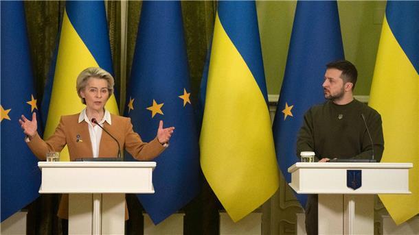 Der ukrainische Präsident Wolodymyr Selenskyj und EU-Kommissionspräsidentin Ursula von der Leyen bei einer Pressekonferenz.