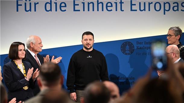 Scholz: Europa hat Selenskyj sehr viel zu verdanken Der ukrainische Präsident Wolodymyr Selenskyj wird mit Applaus zur Preisverleihung in Aachen empfangen.