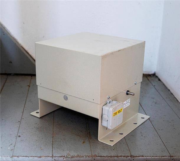 Verzögerung bei Elektrifizierung: Kirchwistedts Kirchturmuhr im Wartestand Der Kasten, der den Umbau der Uhr zum Stocken bringt: Das falsche Antriebswerk.