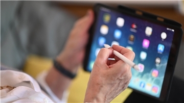 Der Umgang mit neuen Medien wie Tablets oder Mobiltelefonen steht auch bei Nordholzer Senioren hoch im Kurs. Das DRK-Familienzentrum möchte die Angebotspalette gerade auch für ältere Mitbürger noch erweitern.