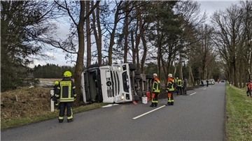 Der umgekippte Tanklastzug im Trochel bei Brockel. Einsatzkräfte von Polizei und Feuerwehr sichern die Unfallstelle ab.